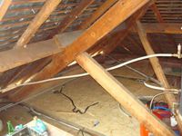 Schéma de l'installation, capteurs en place sur le toit et tuyaux de circulation du fluide