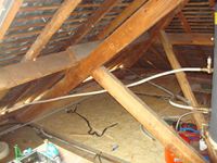 Les capteurs solaires sont positionnés en bordure de toit pour être le plus bas possible et pour servir de pare-soleil pendant l'été.