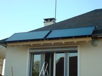 Les capteurs solaires sont positionnés en bordure de toit pour être le plus bas possible et pour servir de pare-soleil pendant l'été.