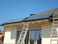 Schéma de l'installation, capteurs en place sur le toit et tuyaux de circulation du fluide