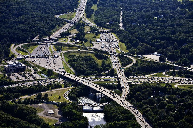 Les infrastructures destinées à l'automobile sont très lourdes et payées par les impôts. Echangeur routier aux Etats-Unis. Source: www.alexmaclean.com