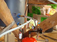 Les capteurs solaires sont positionnés en bordure de toit pour être le plus bas possible et pour servir de pare-soleil pendant l'été.