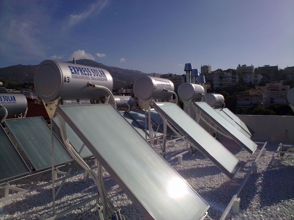 Chauffe-eau solaire thermosiphon monobloc sur toiture. Source : www.chauffeeausolaire.info