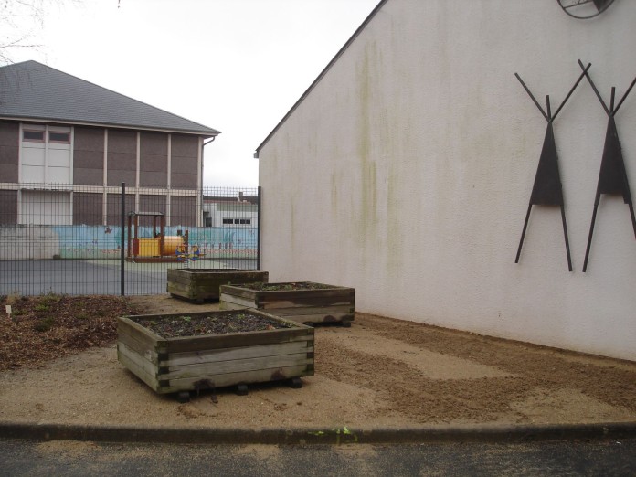Mise en place de bacs à l'extérieur de l'école pour permettre un accès permanent par les élèves et leurs parents, y compris en période estivale.